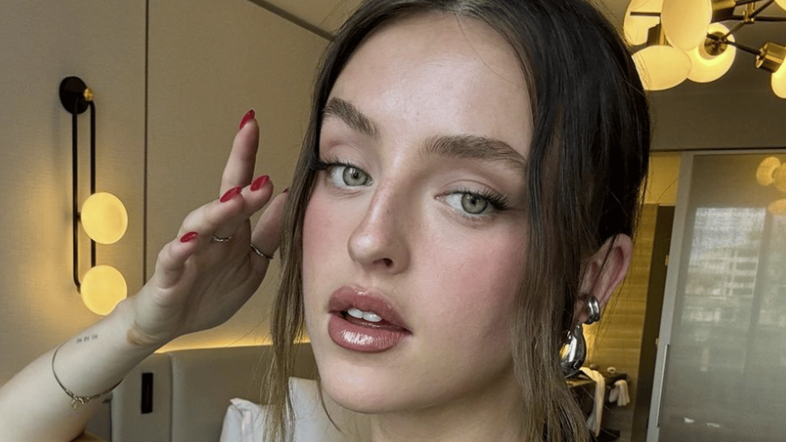 Alicia Moffet attire tous les regards avec son look en voyage à Toronto