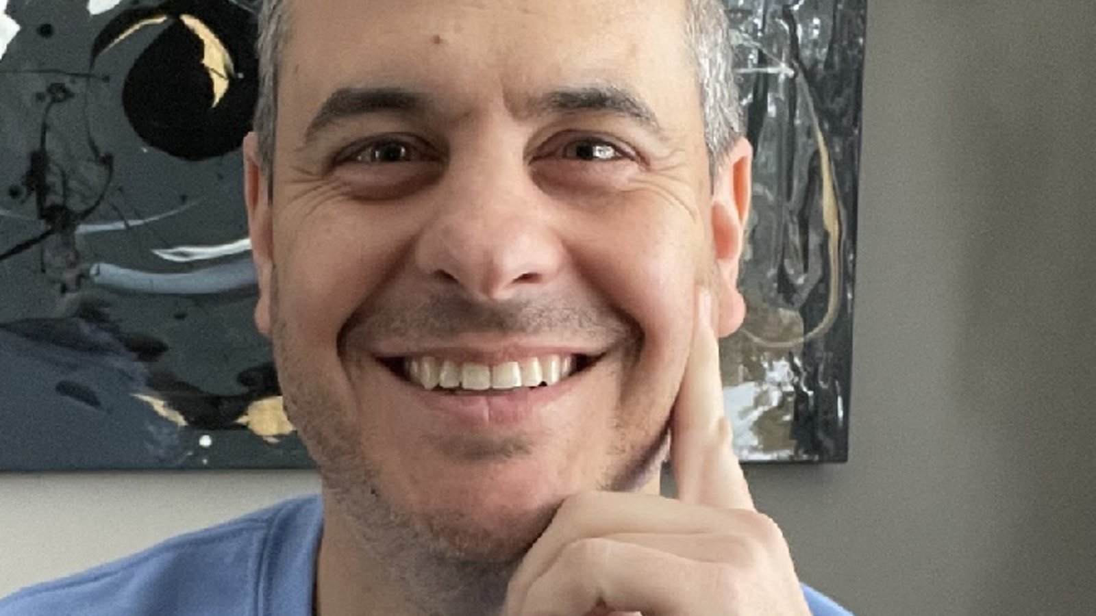 Pierre Hébert enflamme les médias sociaux en racontant une anecdote hilarante sur son couple