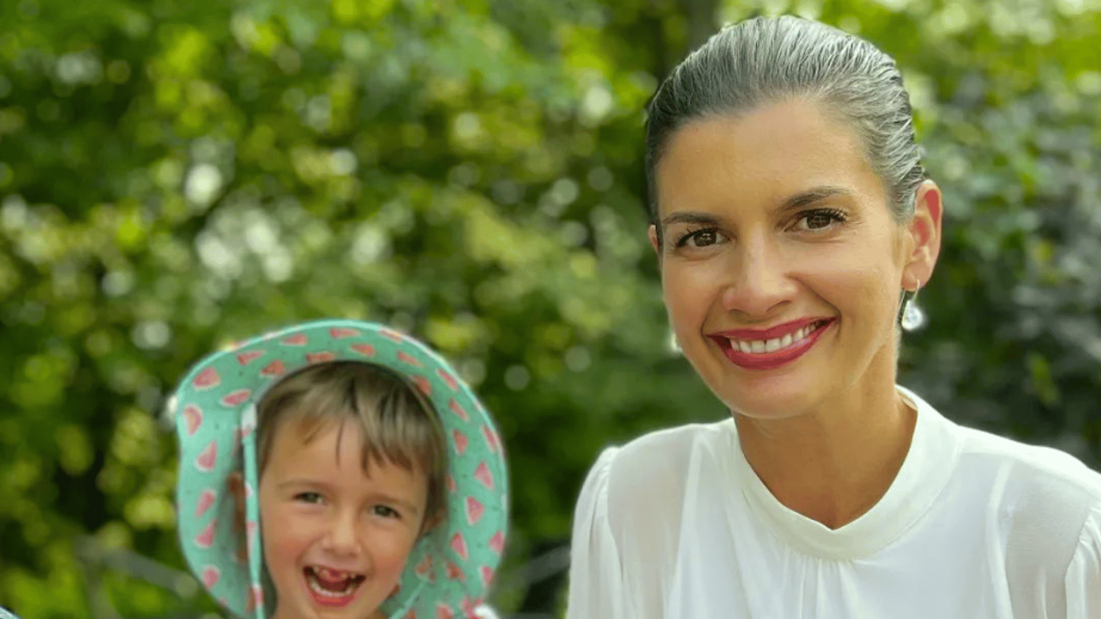 Geneviève Guilbault partage une photo avec ses enfants dans un festival et la ressemblance est frappante