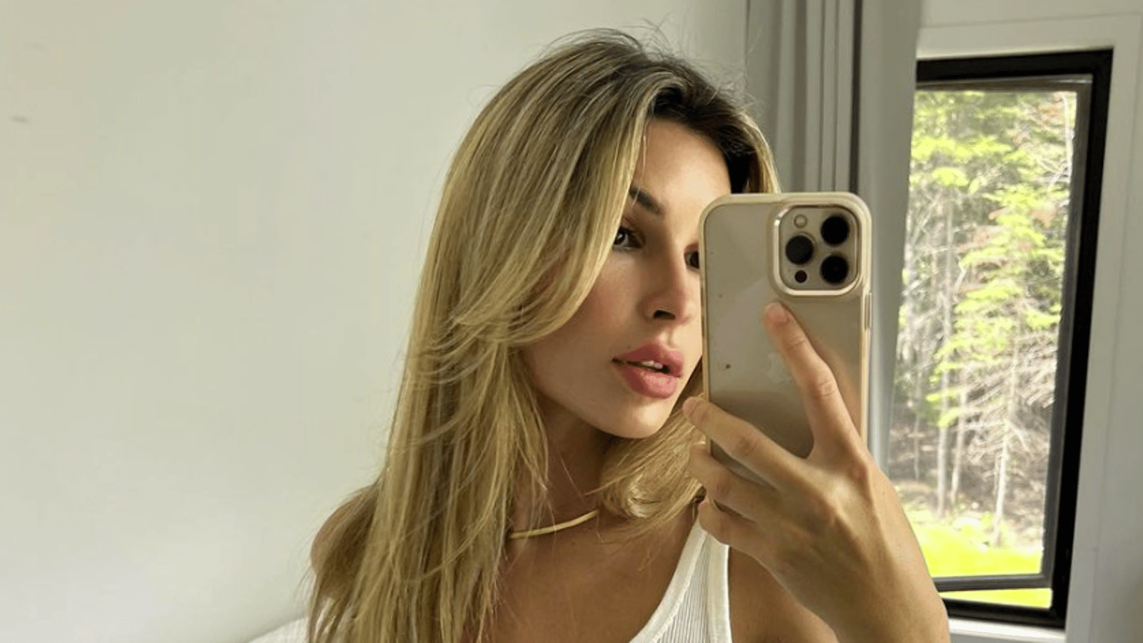 Élisabeth Rioux prend la pose en tenue d'Ève dans un champ et les commentaires sont très nombreux