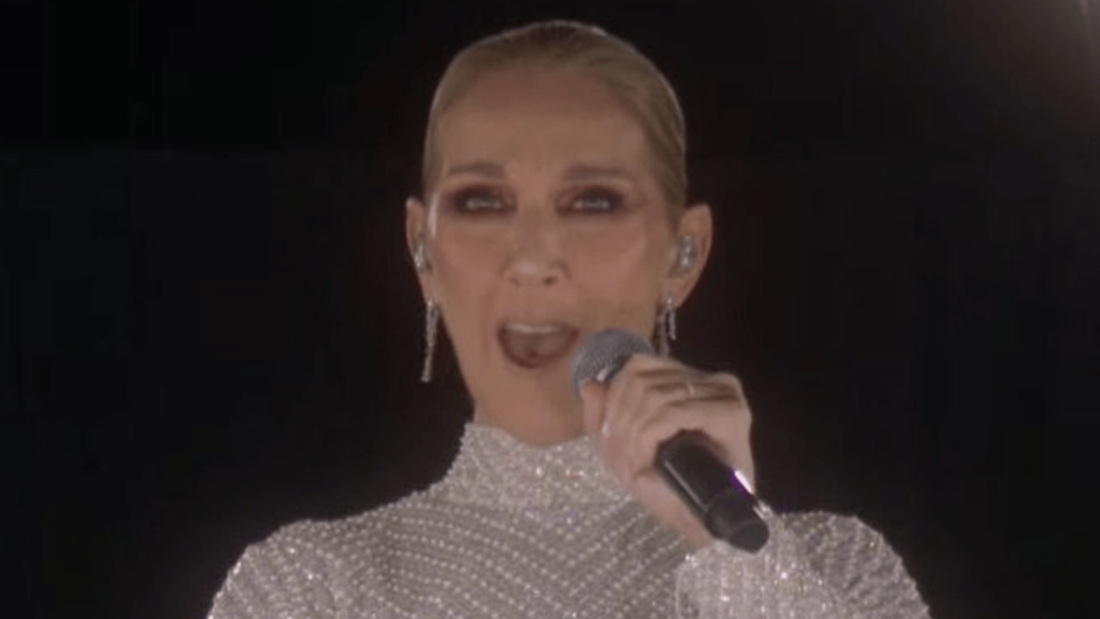 Céline Dion livre une performance magistrale avec la Tour Eiffel et reçoit une ovation monstre à Paris