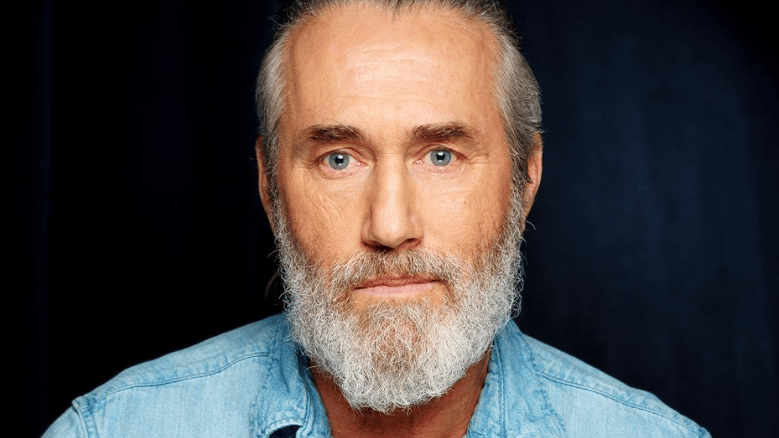 Roy Dupuis fait de bouleversantes confessions sur la violence qu'il a subie durant son enfance