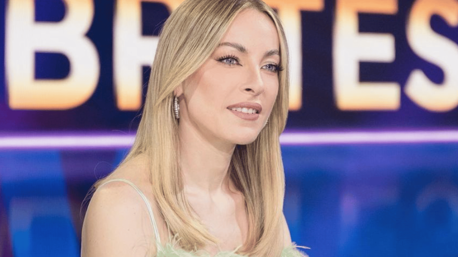 Marie-Mai fait tourner les têtes en haut noir transparent