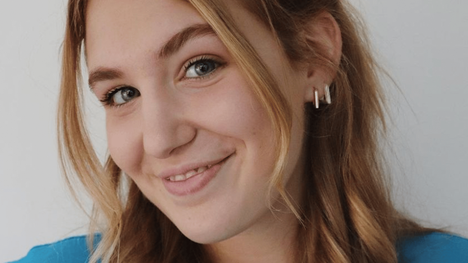 Sophie Nélisse se foule la cheville 2 jours avant le tapis rouge, mais sa robe vole complètement la vedette