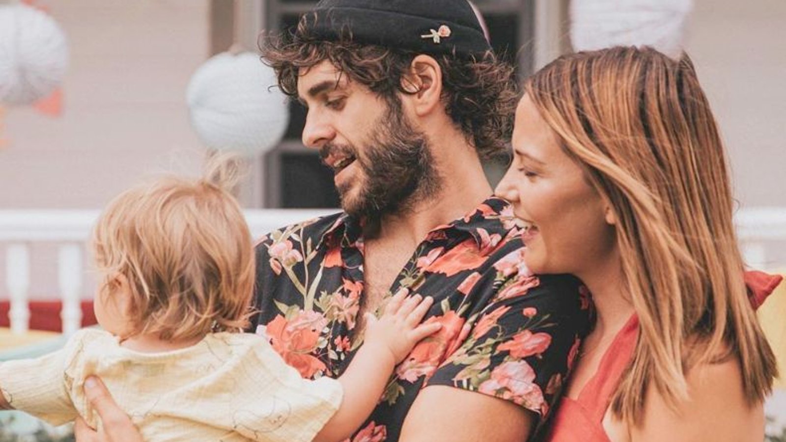 Alex Nevsky partage une adorable vidéo de Vanessa Pilon et de leur fille loin du Québec