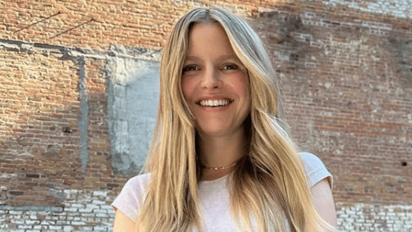 Sarah-Jeanne Labrosse enflamme le web avec des photos de son énorme ventre