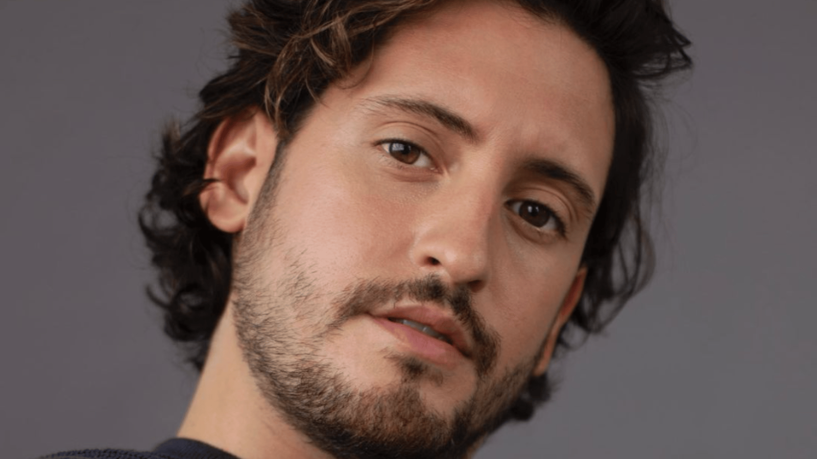 Lou-Pascal Tremblay de STAT et sa conjointe plus amoureux que jamais pour Noël