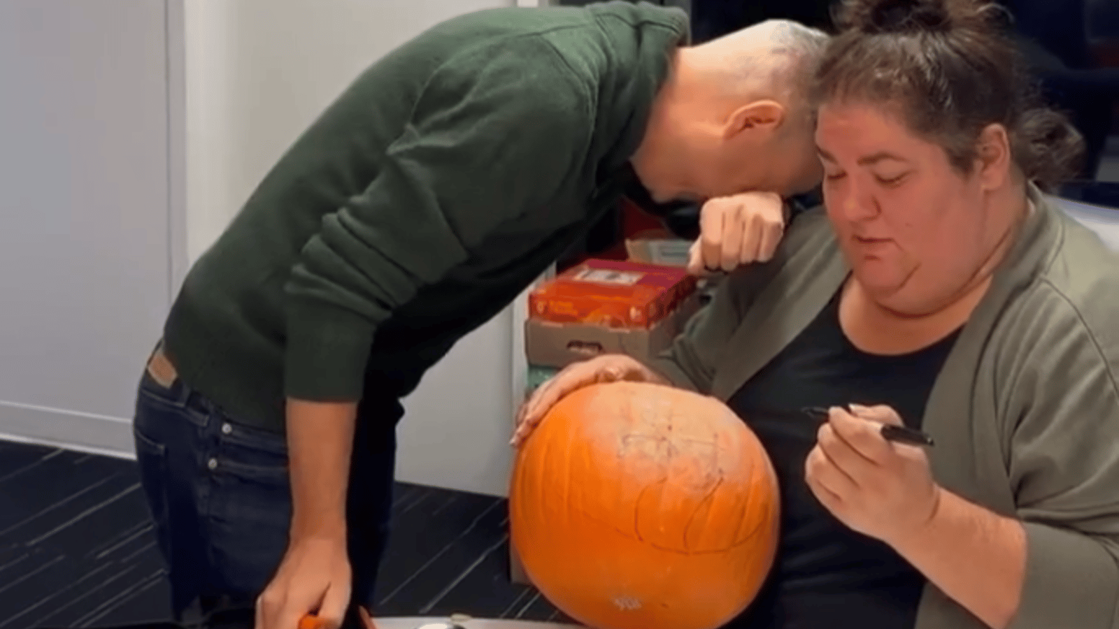 Christine Morency et Pierre Hébert sortent leurs talents d'artistes avec une belle citrouille d'Halloween