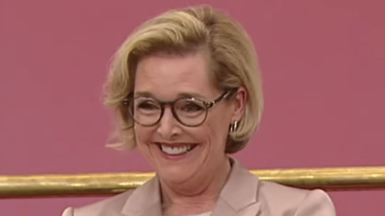 Sophie Thibault brise la discrétion et s’affiche avec sa conjointe devant les caméras