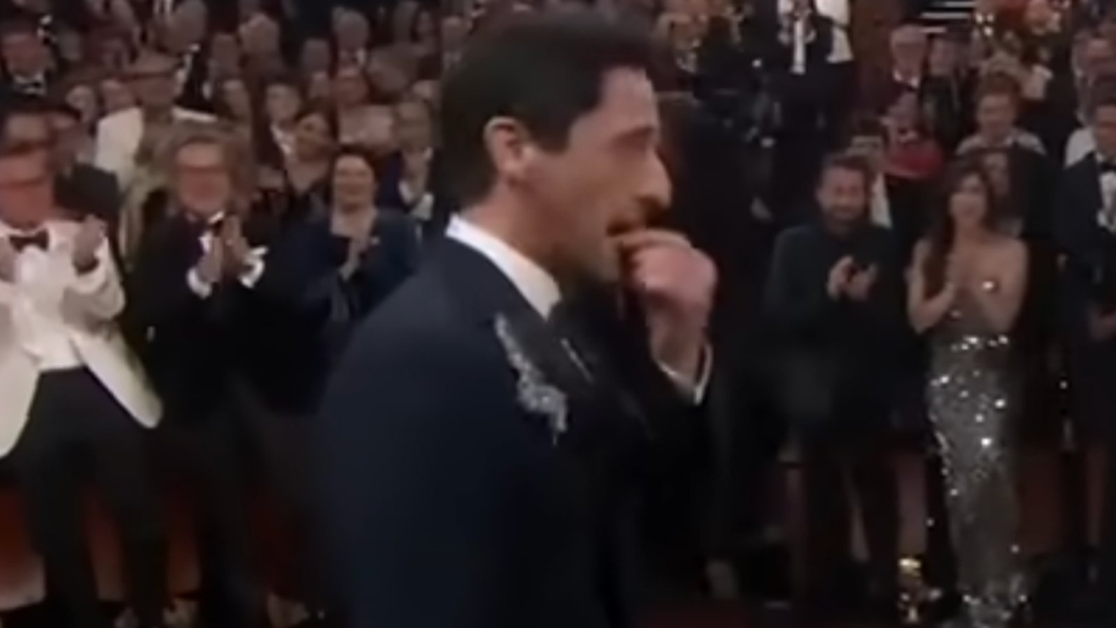 Adrien Brody fortement critiqué pour un geste douteux juste avant de recevoir son Oscar