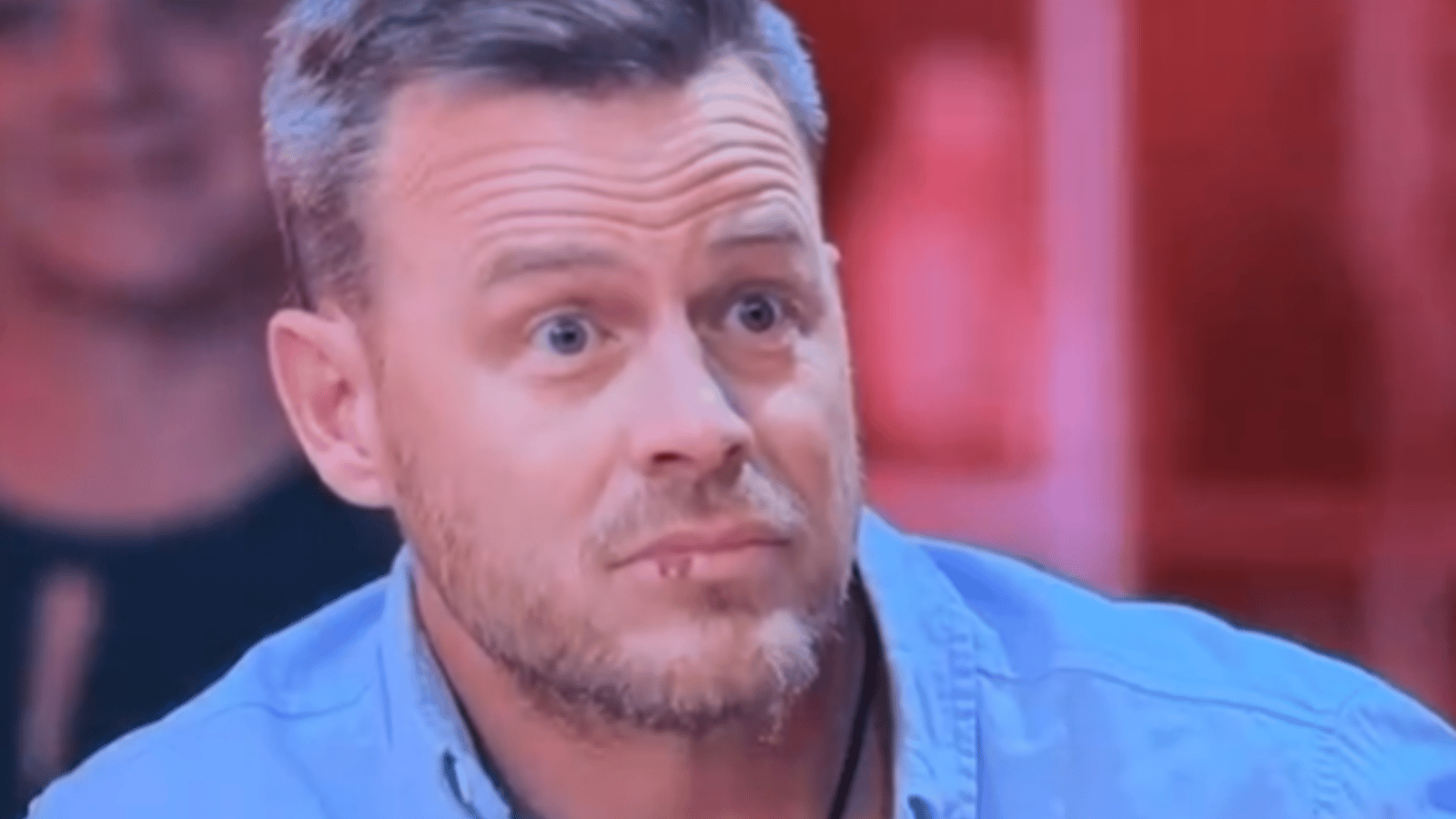 Louis Morissette se présente avec un bobo sur la bouche et Véro doit intervenir pour freiner les commentaires