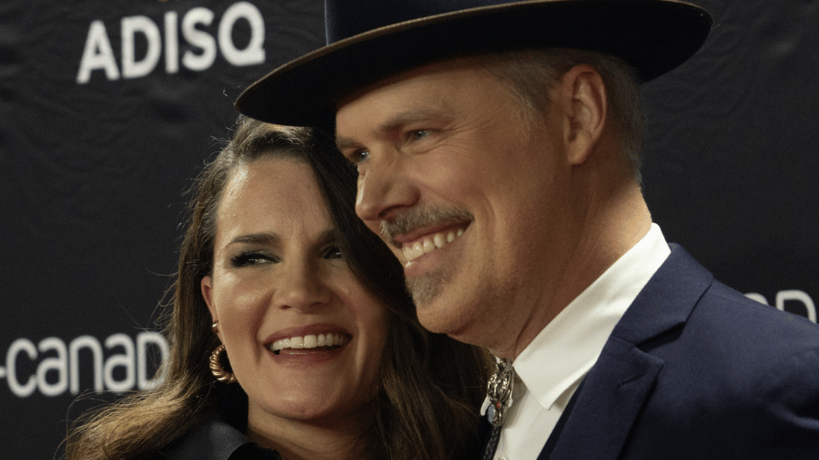 Jean-François Breau et Marie-Ève Janvier étaient magnifique sur le tapis rouge du Gala de l'ADISQ 2023