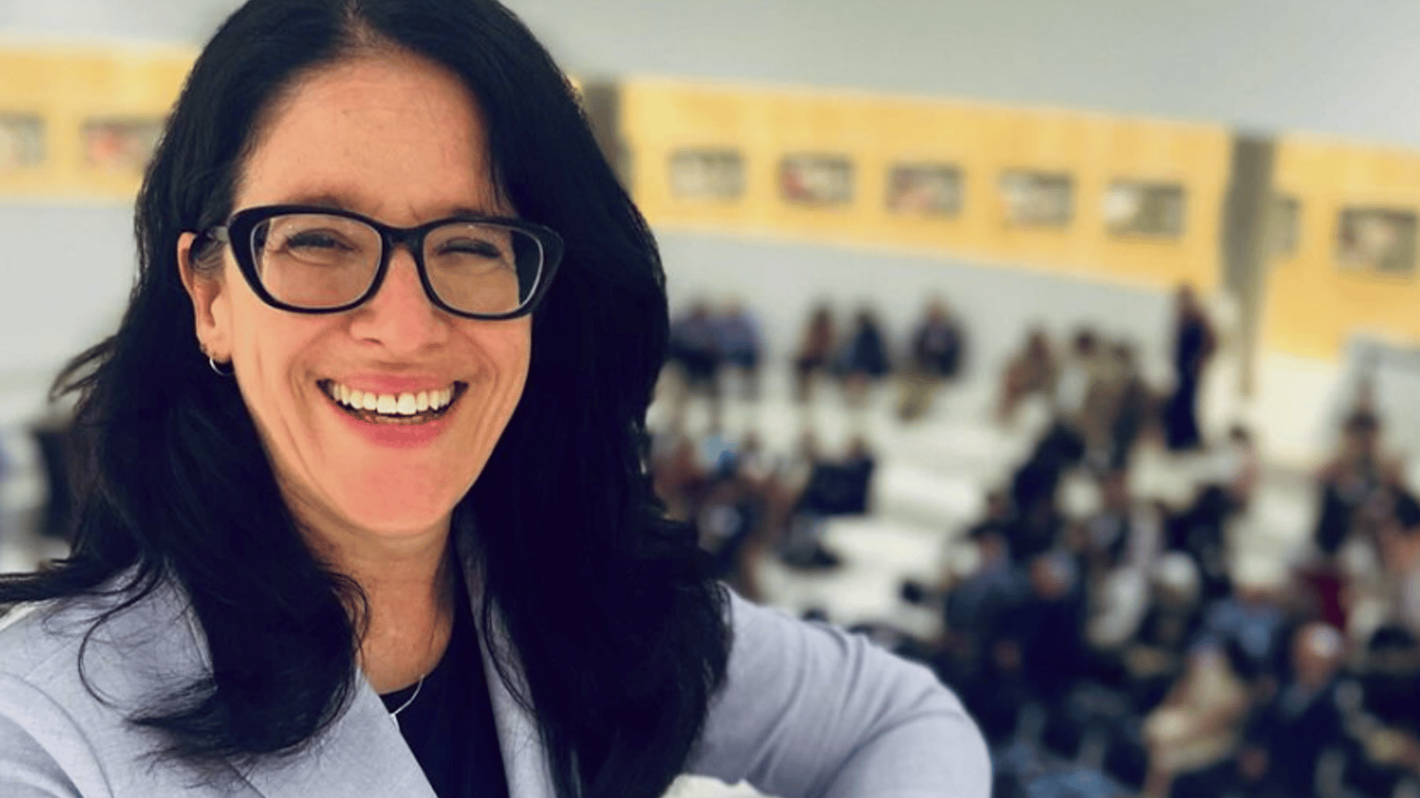 Sonia LeBel dévoile l'une de ses passions et elle affiche un large sourire en prenant la pose