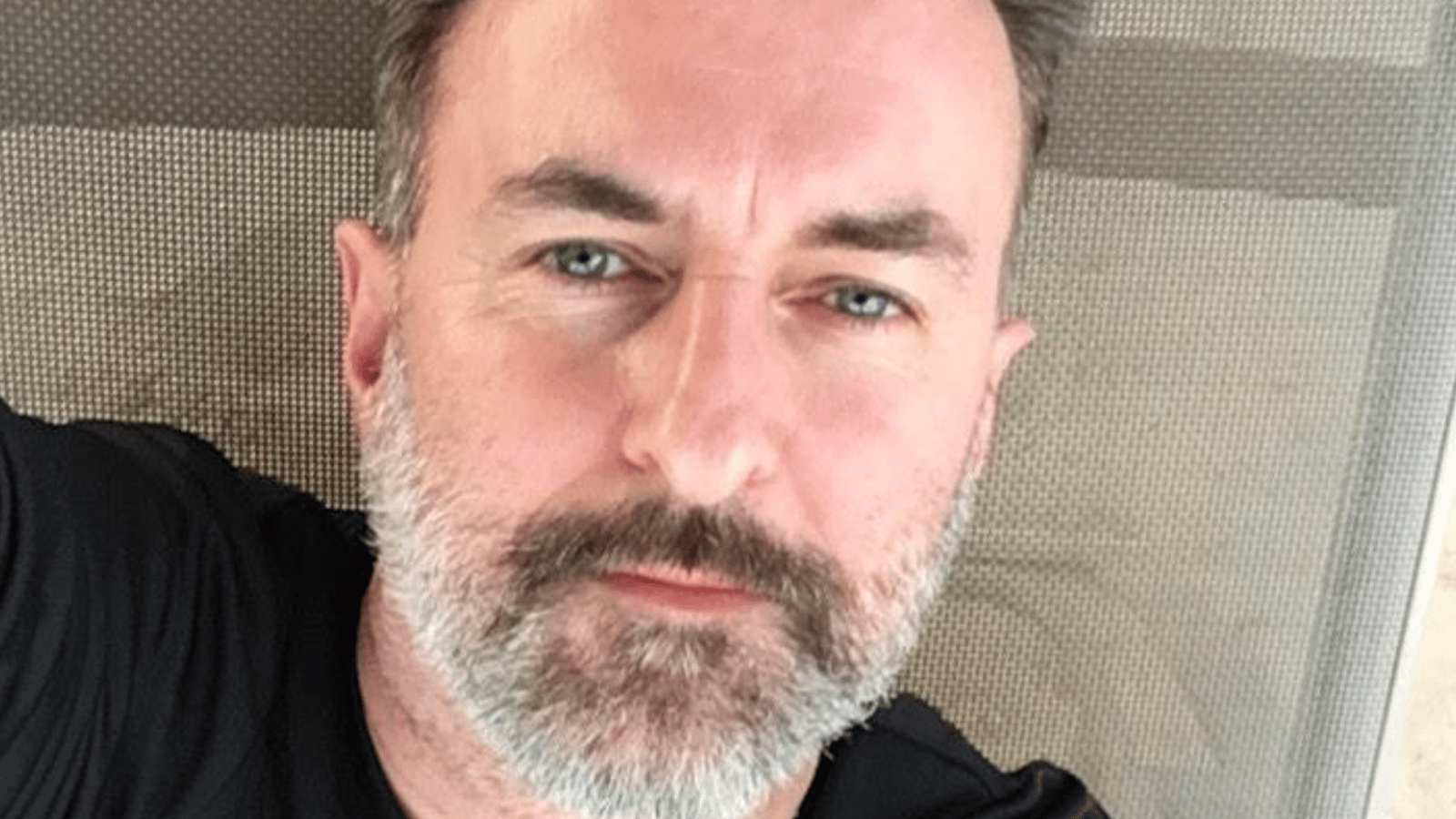 L'animateur François Charron s'est fait défoncer sa voiture et montre l'étendue des dégâts