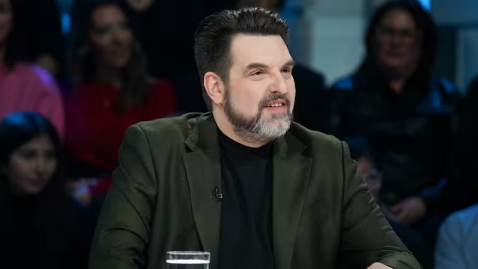 MC Gilles donne son opinion franche sur le Gala Les Olivier et il marque un excellent point!