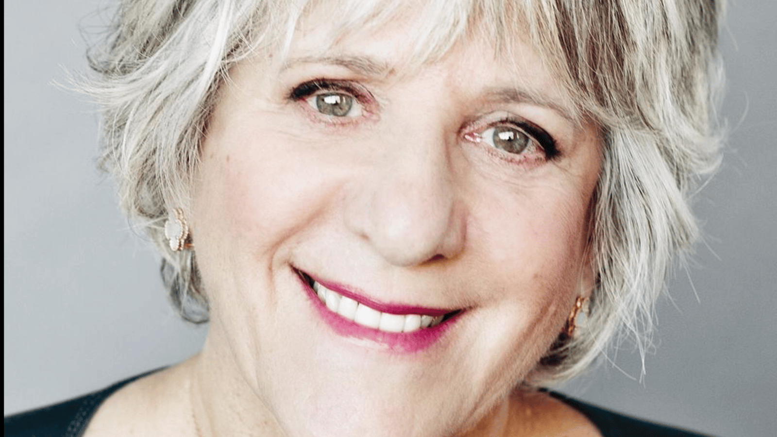 Denise Bombardier critique publiquement Mike Ward pour les maisons pour itinérants qu’il a fait construire 