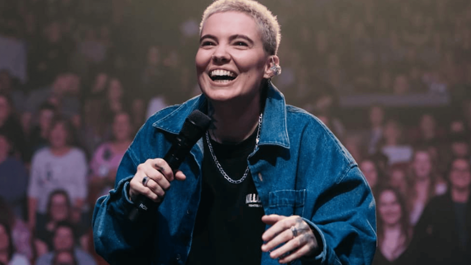 Roxane Bruneau interrompue en plein concert par une spectatrice qui a trop bu