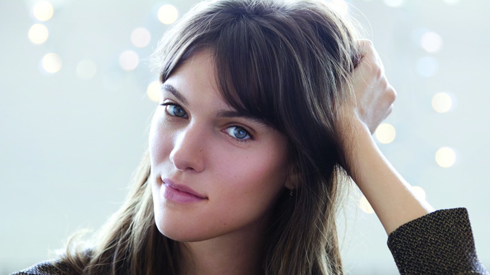 Charlotte Cardin s'amuse en voyage et elle pose seins nus