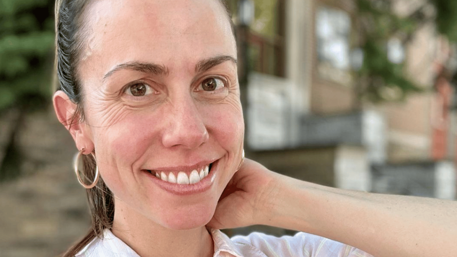 Julie St-Pierre dévoile son ventre rebondi dans une magnifique photo