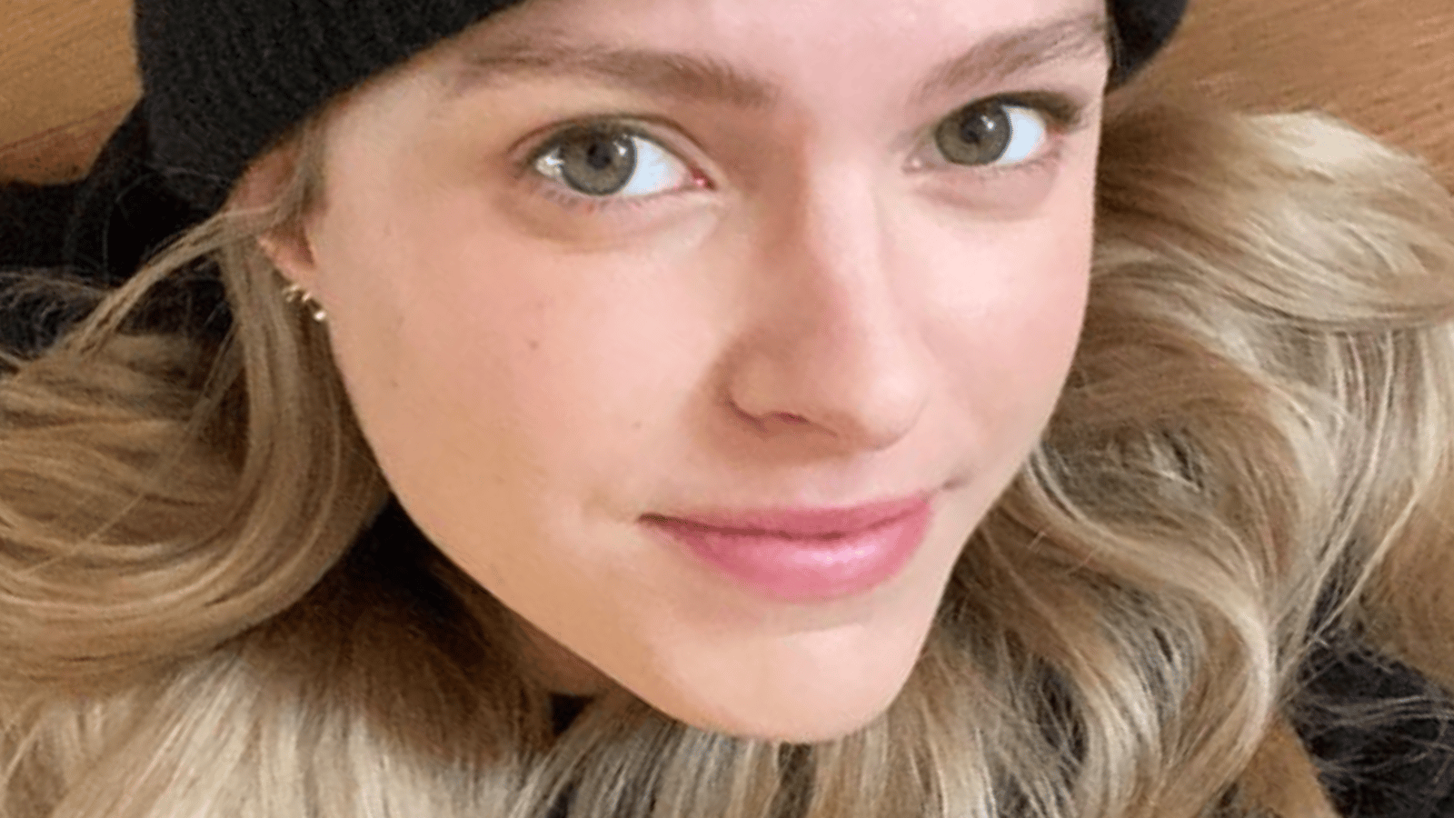 Sarah-Jeanne Labrosse rayonnante en abordant fièrement sa bedaine de femme enceinte