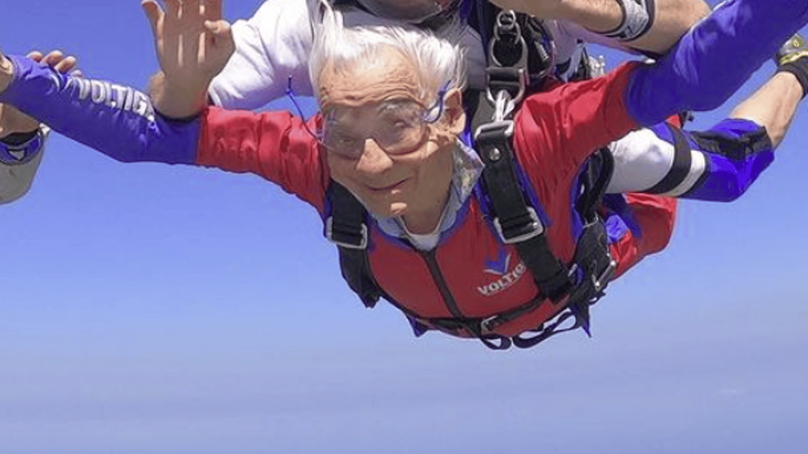 À 99 ans, il réalise un saut en parachute avec Guillaume Lemay-Thivierge