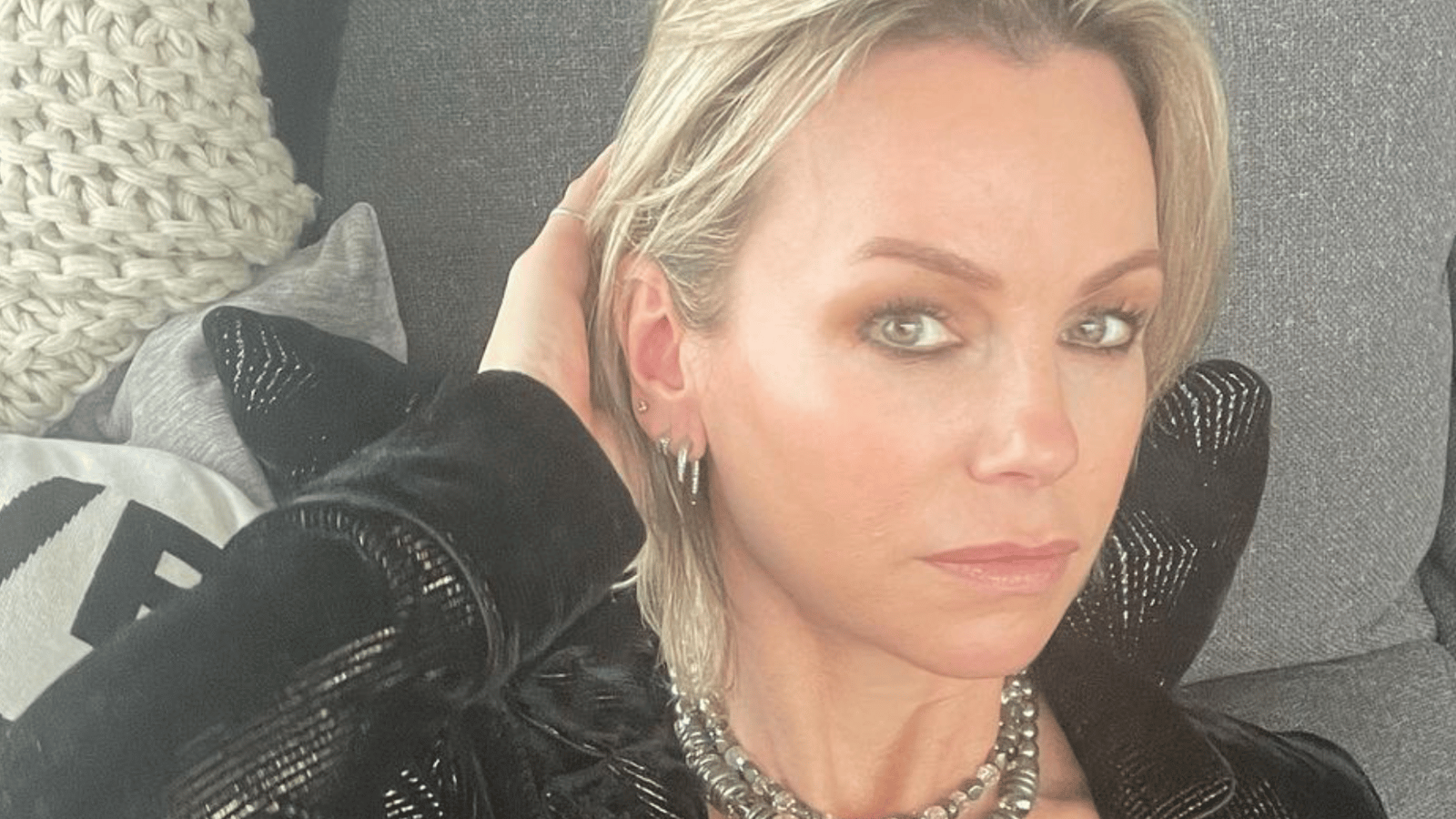 Caroline Néron partage une rare photo avec son amoureux et sa fille pour Noël