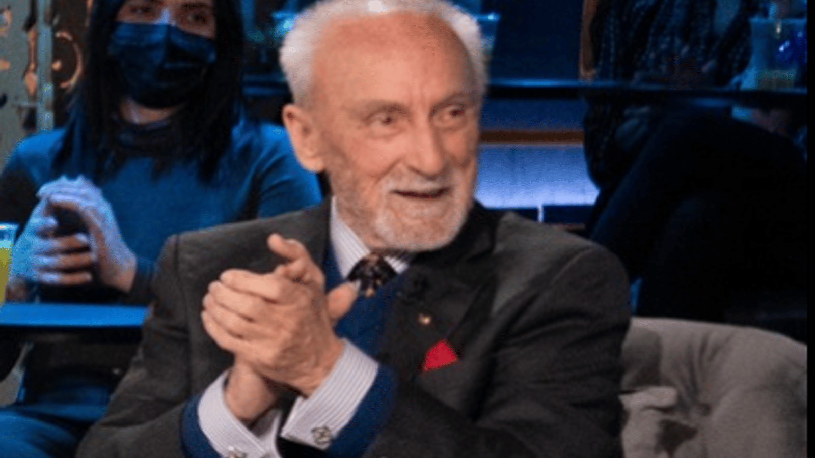 Yvon Deschamps est rayonnant sur une rare photo avec toute sa famille