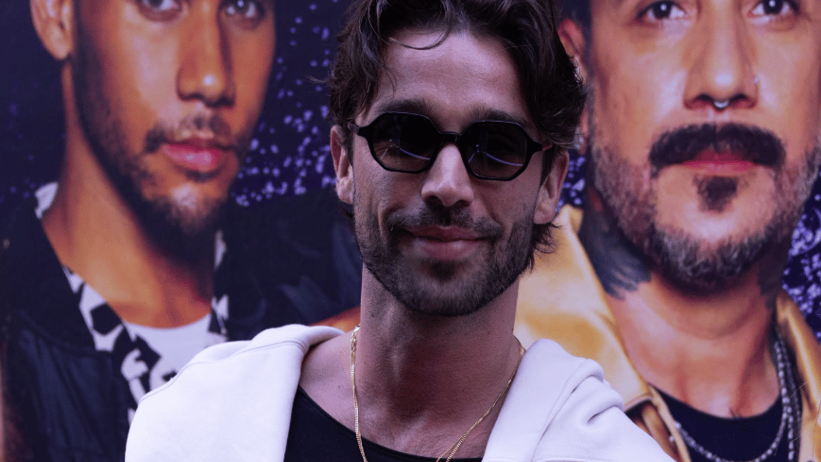 Joey Scarpellino se présente sur un tapis rouge avec un ami qui attire les regards de tout le monde