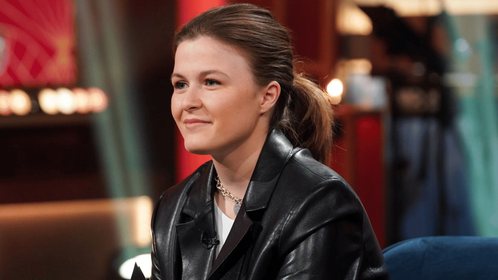 Delphine Morissette ne se gêne pas pour envoyer des piques à ses parents pendant une chronique