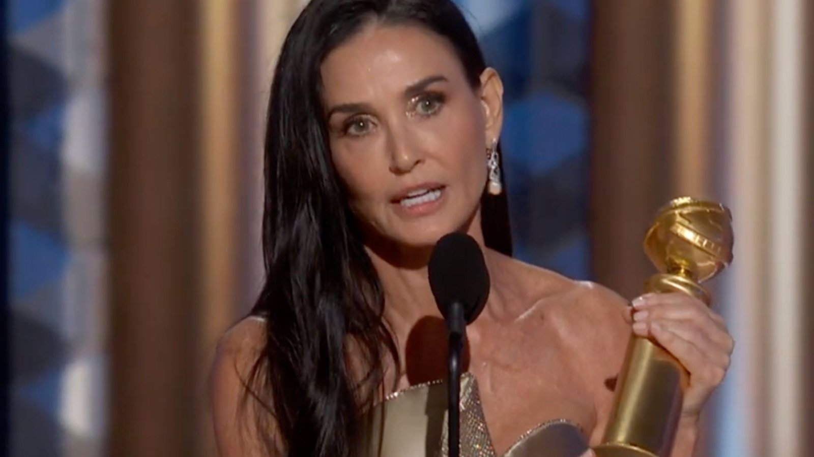 Demi Moore reçoit le premier prix de sa carrière aux Golden Globes et un élément retient l'attention