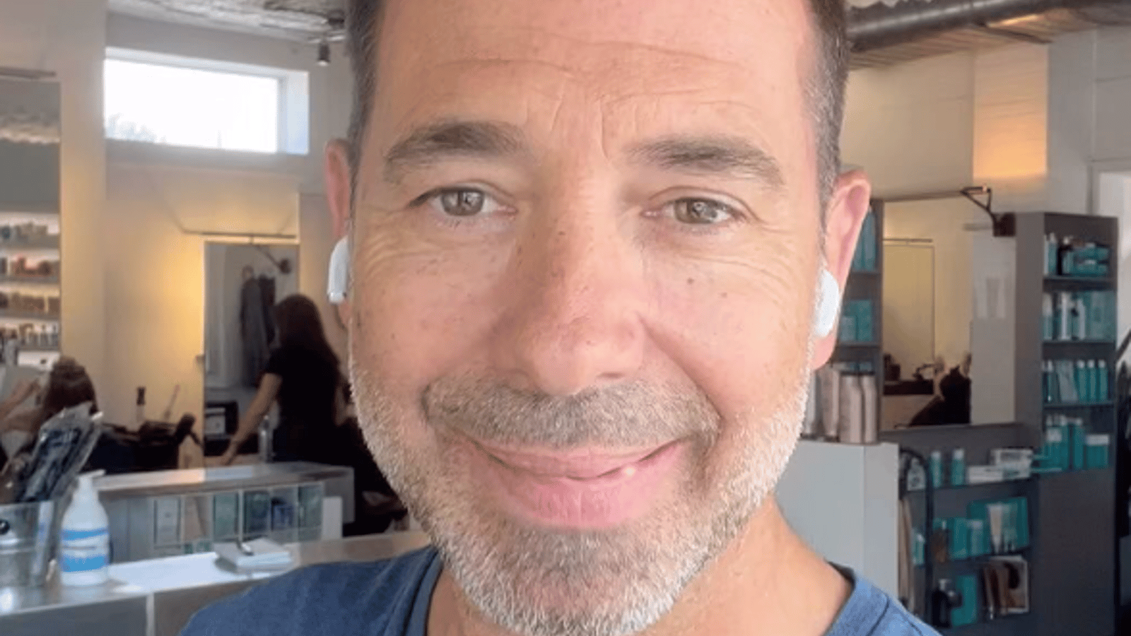 José Gaudet montre le résultat de sa greffe de cheveux