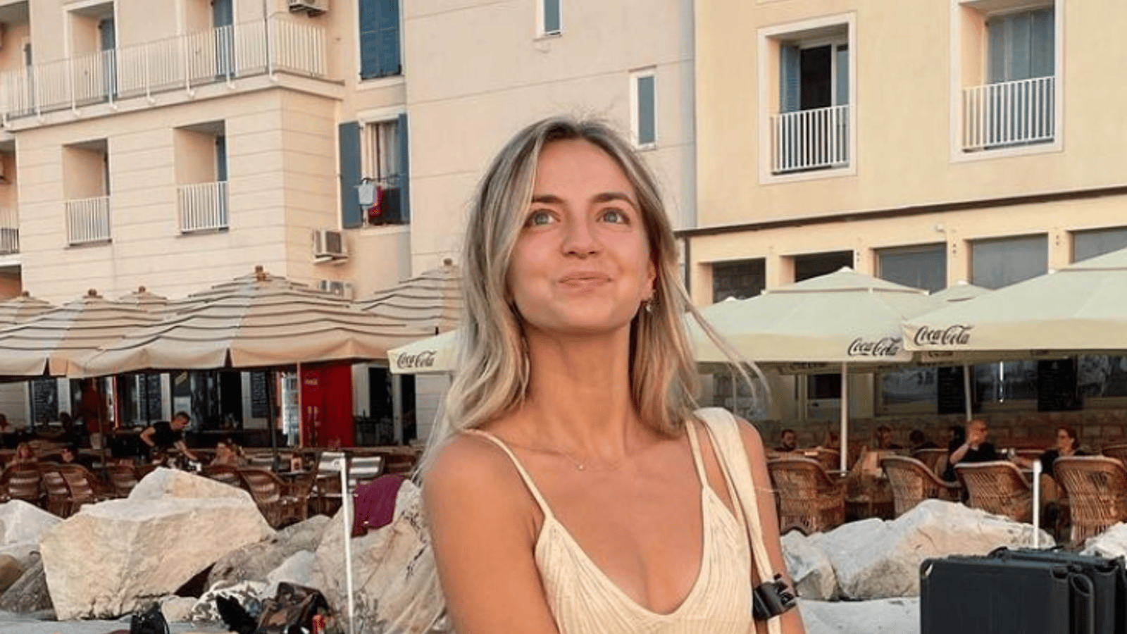 Ludivine Reding enflamme le web en magnifique bikini noir sur le bord de la mer