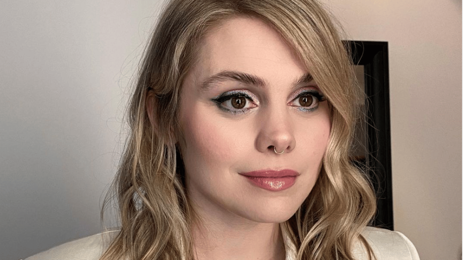 Coeur de Pirate est rayonnante avec son bébé Arlo sur le bord de l'eau