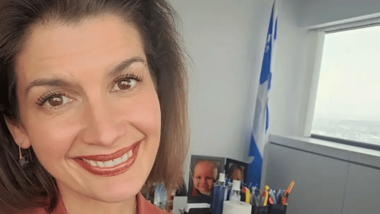 Geneviève Guilbault est en tournage et elle fait tourner les têtes avec sa tenue