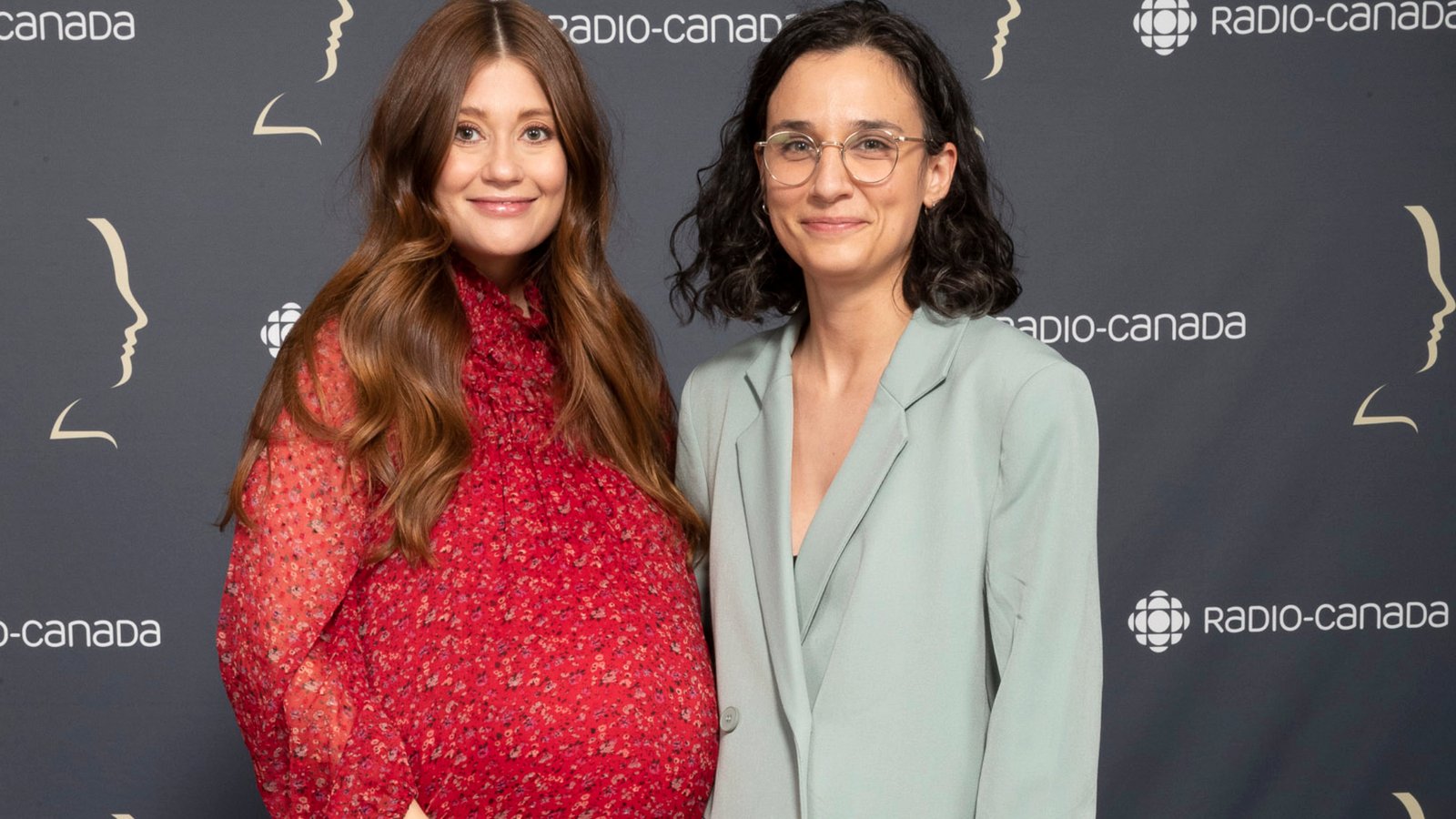 Katherine Levac pose avec ses jumeaux à New York