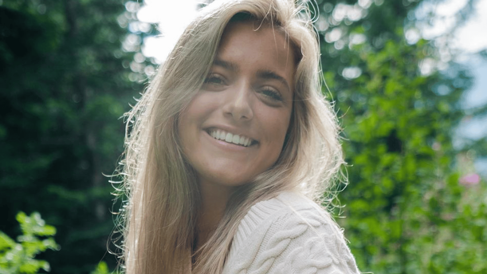 À quelques jours d'accoucher, Alexandra d'OD dans l'Ouest partage une magnifique photo de sa bedaine