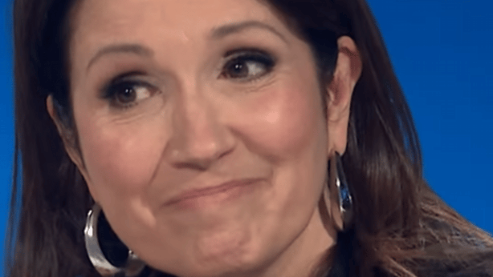 France Beaudoin en larmes lorsqu'elle témoigne de l'amour qu'elle porte à France Castel