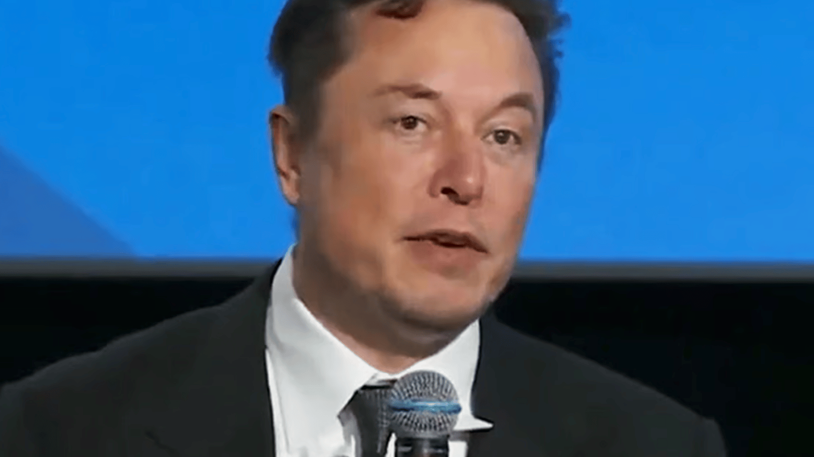 Des internautes accusent Elon Musk d'avoir abandonné son garçon après un speech.