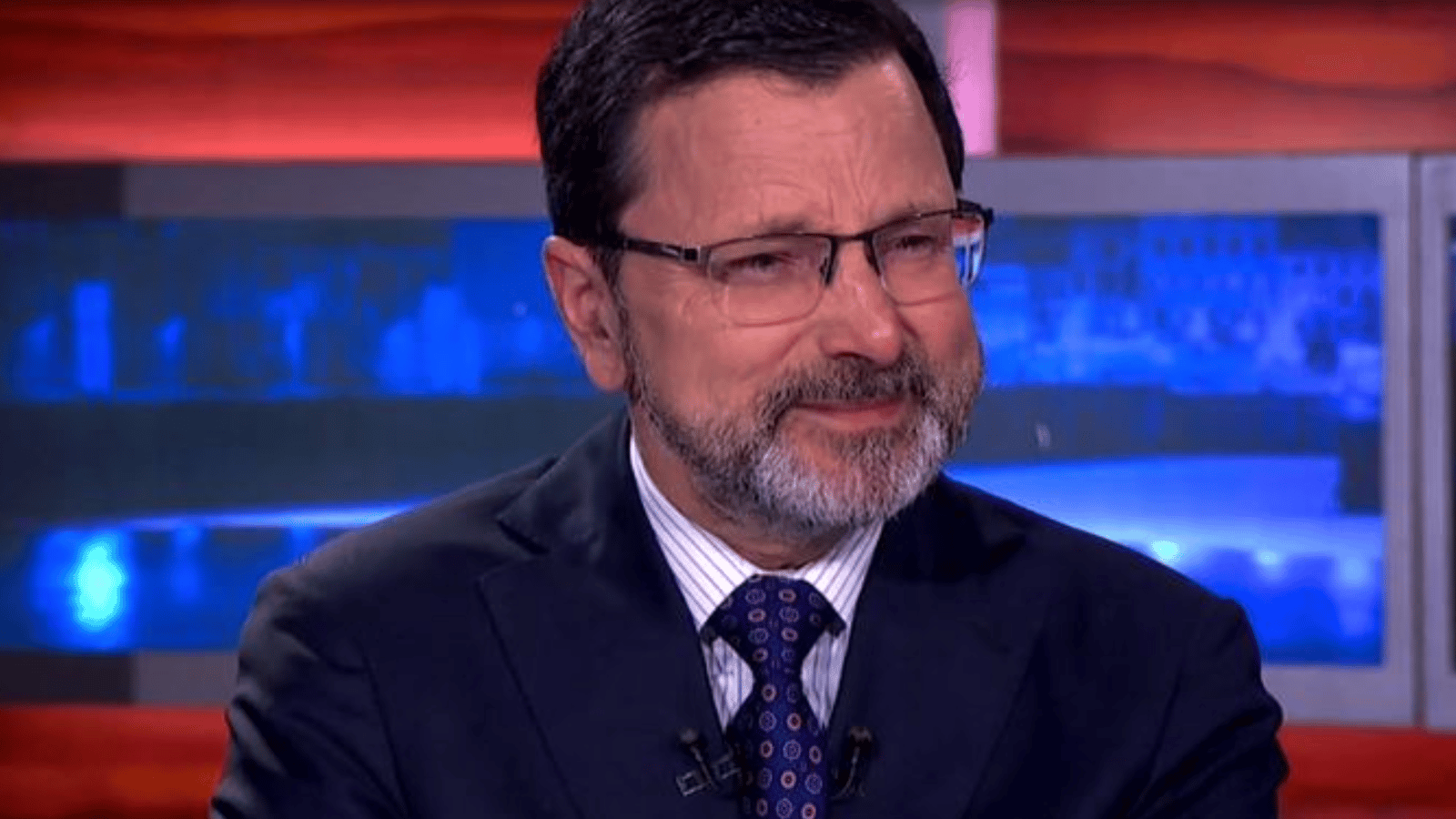 Denis Lévesque en larmes quand ses filles le surprennent sur le plateau de sa dernière émission