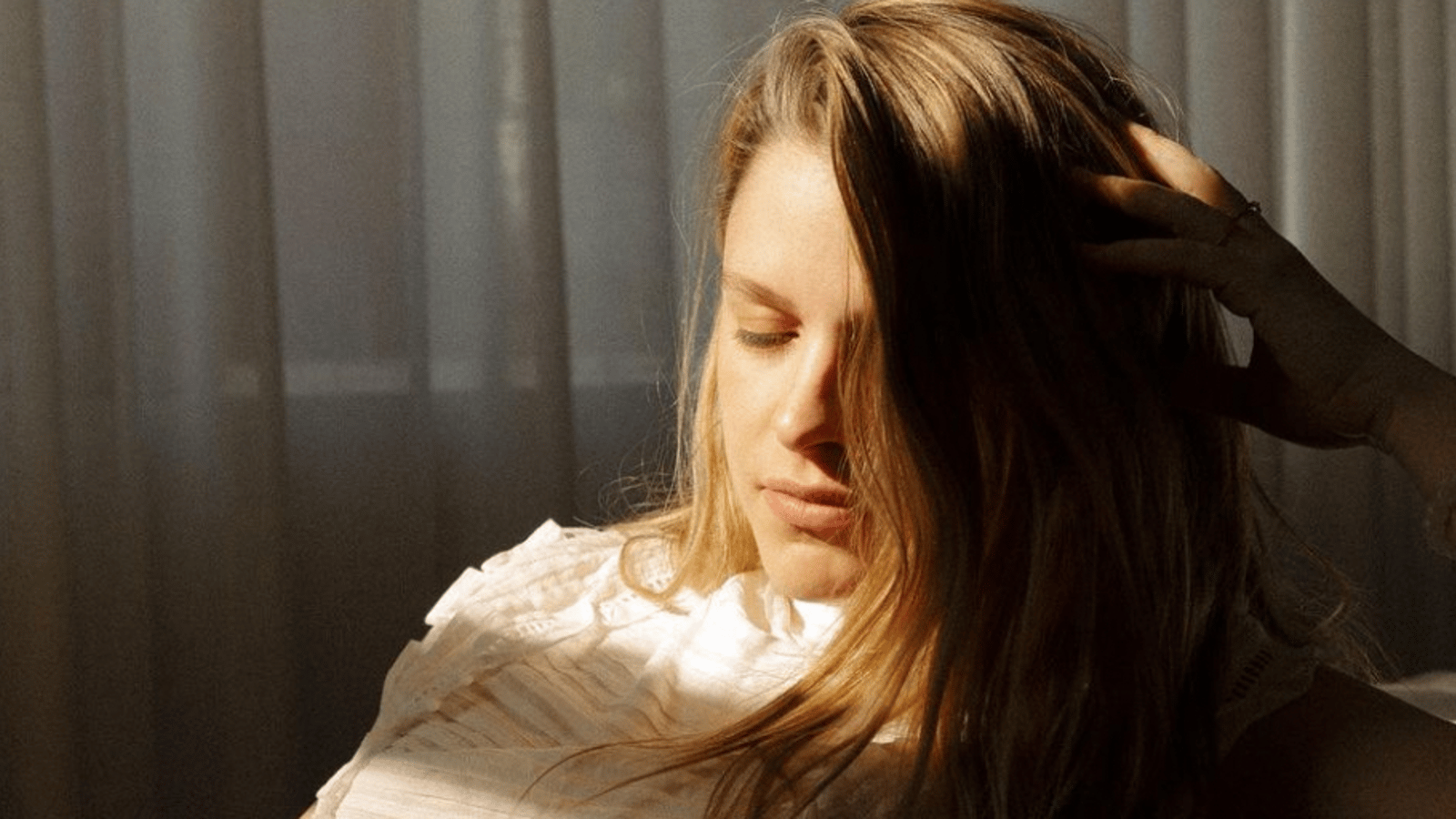 Sarah-Jeanne Labrosse envoûtante et sensuelle dans une photo de maternité intime