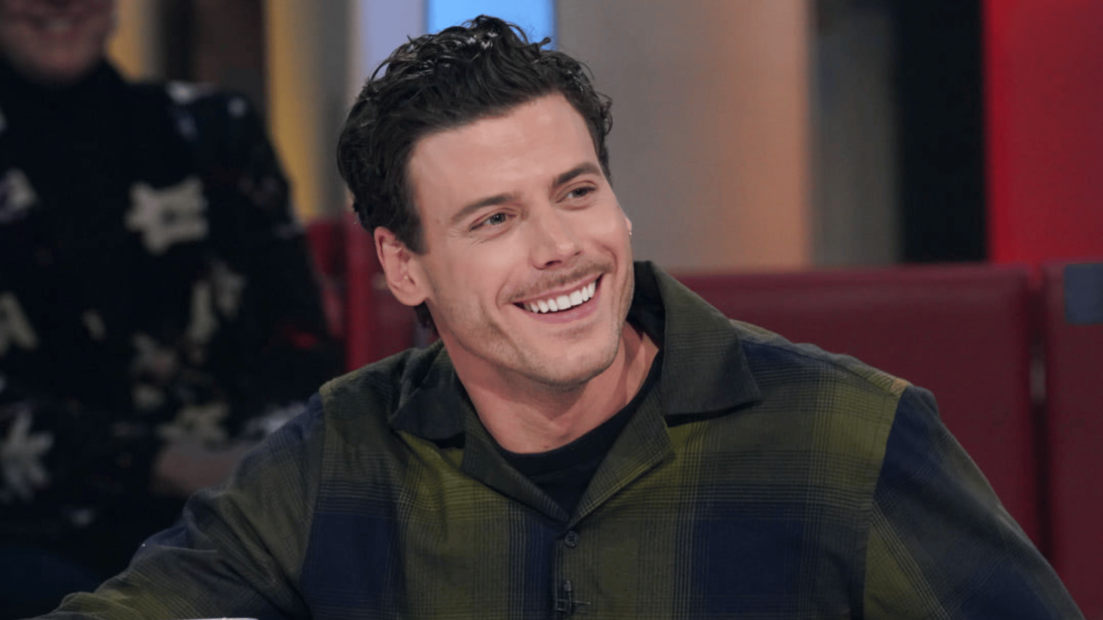 François Arnaud ose un changement de coiffure très audacieux qui fait réagir les internautes