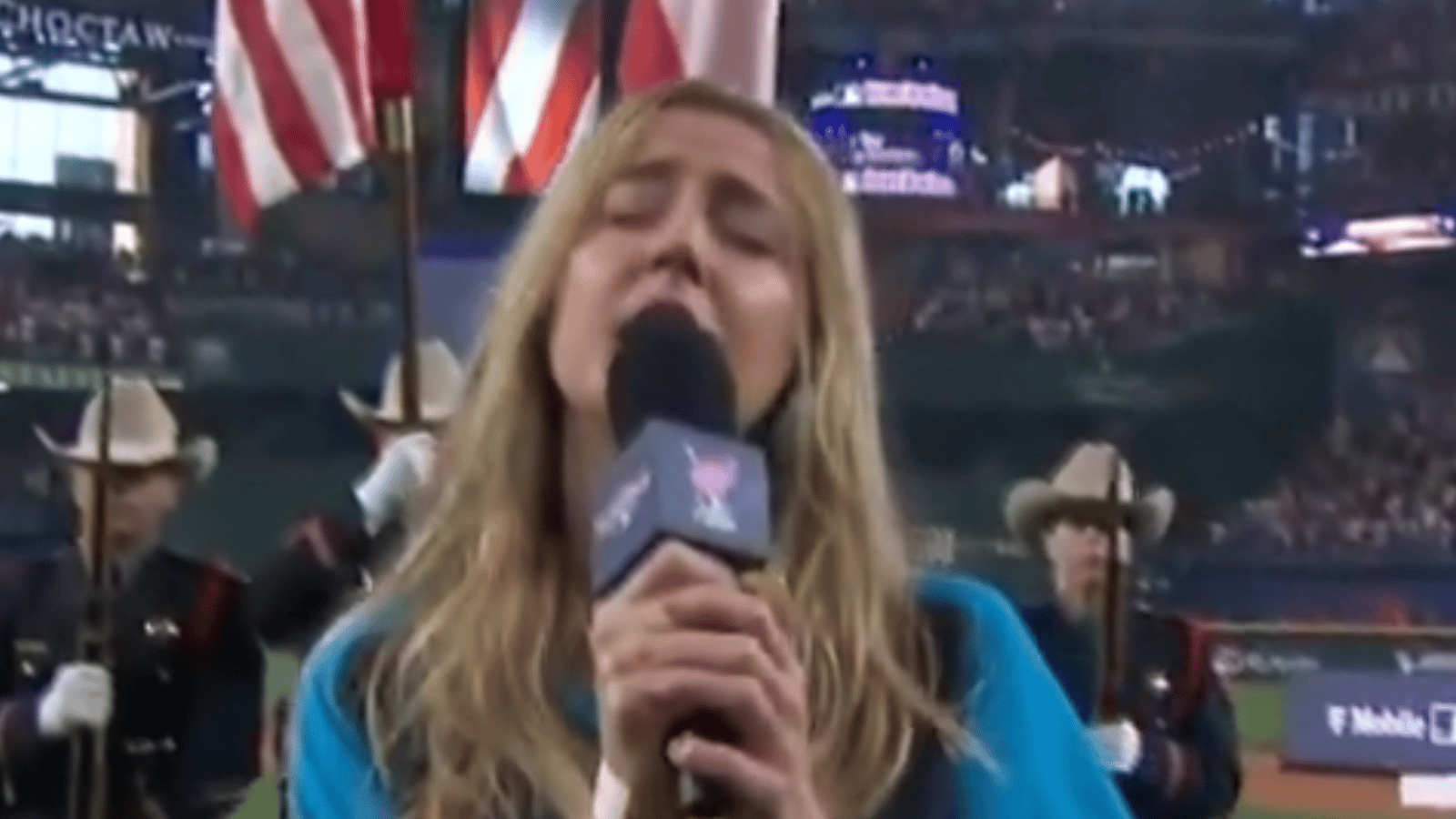 Elle brise le silence après avoir offert la pire performance de l'hymne national de l'histoire