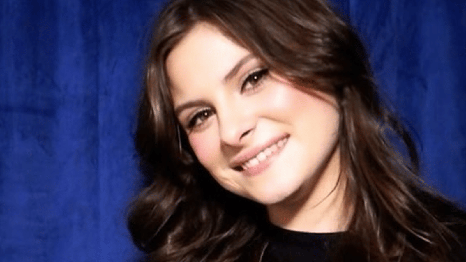 Mia Tinayre de Star Académie brille dans sa robe couleur feu sur le tapis rouge de We will rock you