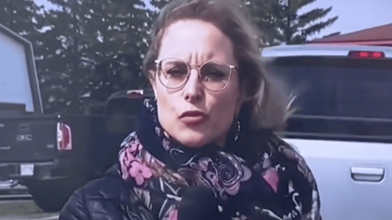 Des Québécois retiennent leur souffle pendant le reportage d'une journaliste de TVA