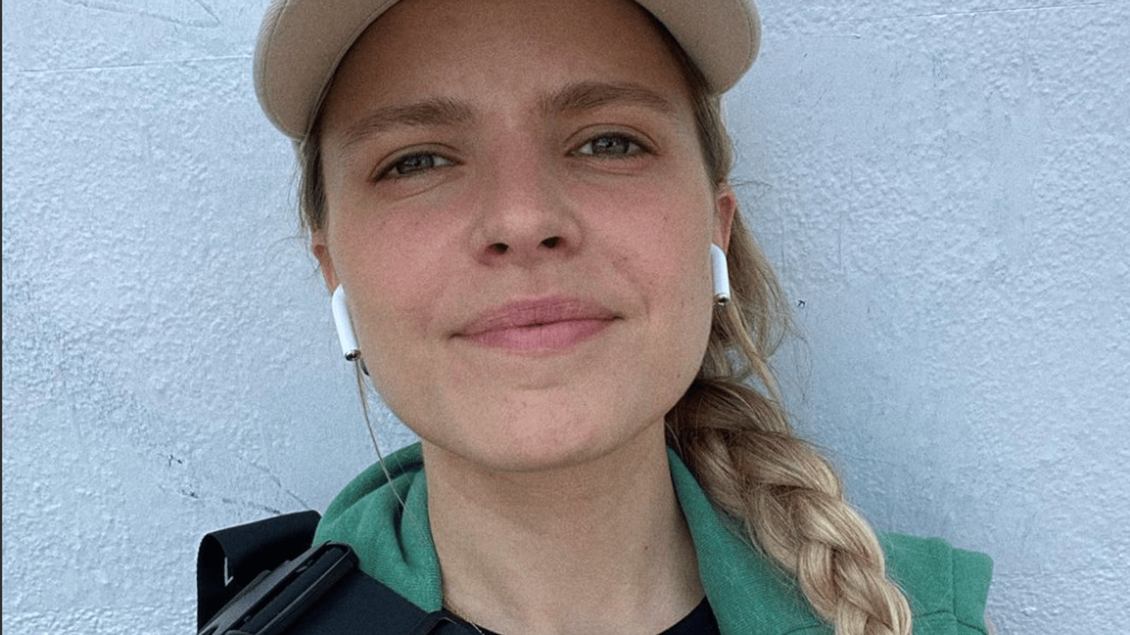 Sarah-Jeanne Labrosse est enceinte et partage une magnifique photo de sa bedaine