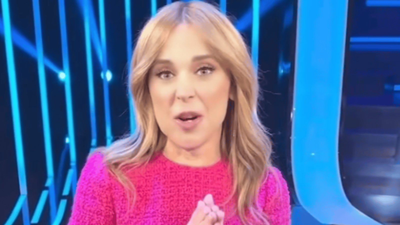 Julie Snyder prend la pose sans maquillage et sa photo fait beaucoup réagir