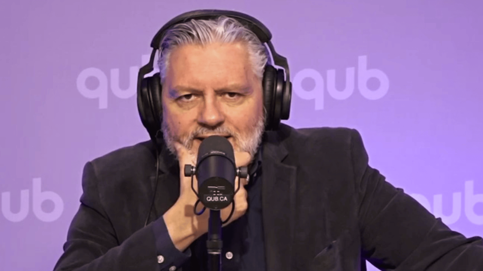 QUB Radio dévoile qui remplace Richard Martineau temporairement