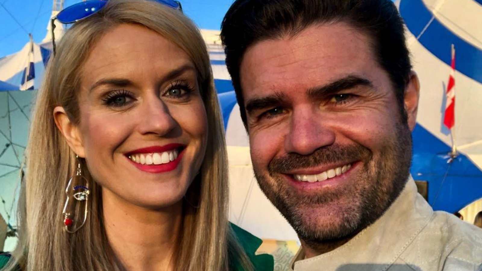 Daniel Melançon et Anouk Meunier prennent une photo de couple et ils rayonnent pendant leurs vacances