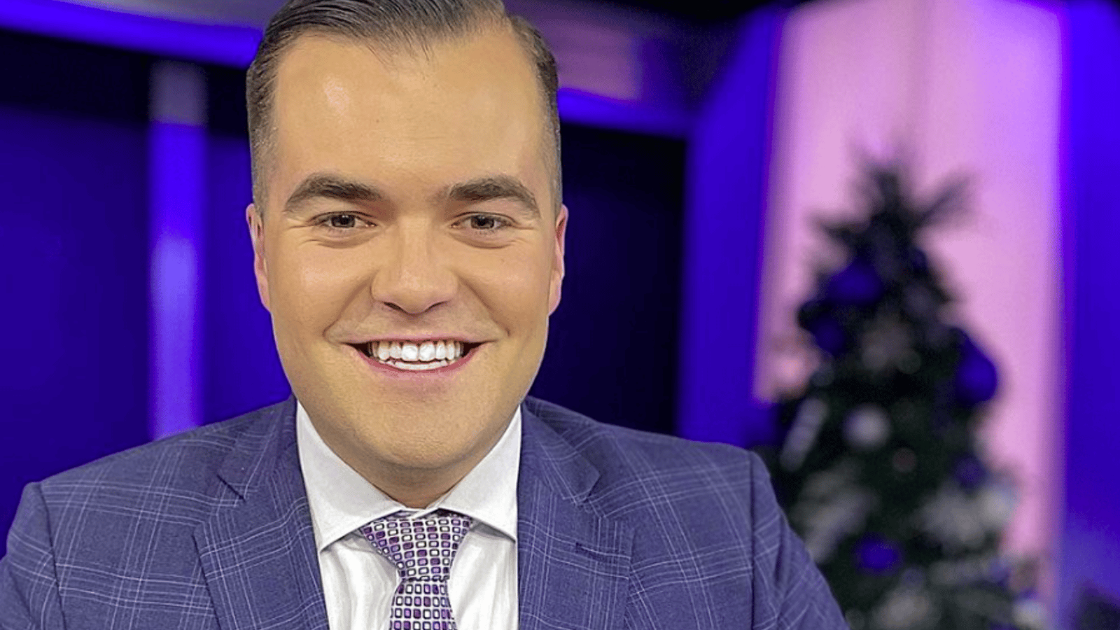 Simon Philibert de TVA Nouvelles prend une photo avec Sabrina Cournoyer pour une raison précise