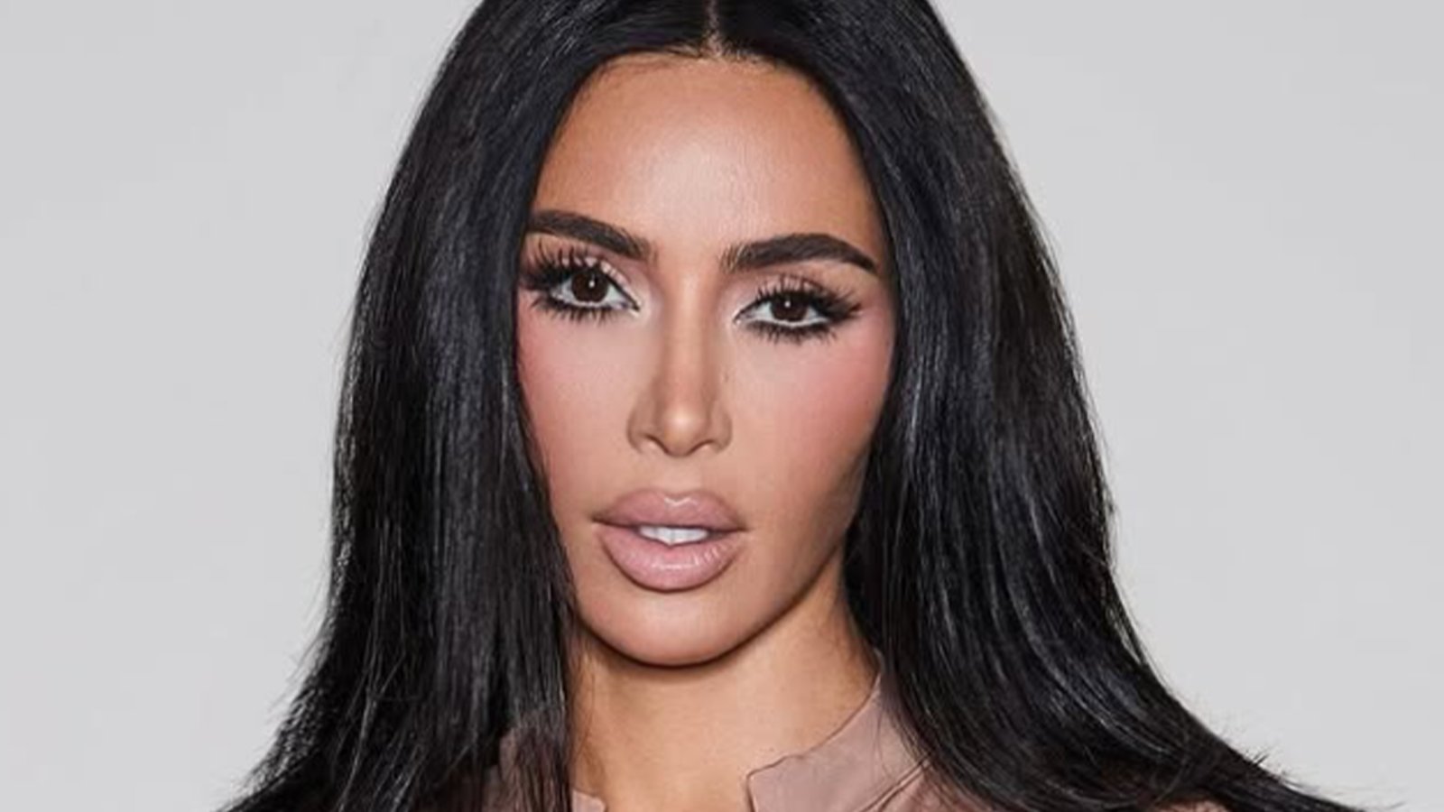 Kim Kardashian est méconnaissable dans de nouvelles photos pour sa marque de sous-vêtements